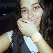 Profesora que enseña la historia de una manera interesante para que te sumergas en la cultura general